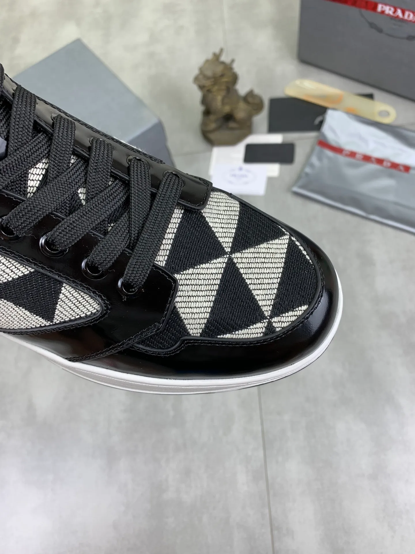 Men's shoes 💰P620 new model (high version) The new PRADA (Prada) high-top counter has launched the classic model at the same time. The new men's shoes and 😘fabrics are selected from the original imported calfskin. First layer of imported cowhide lining. The original version is awesome! 👍🏿Original open-molded non-slip PU outsole, with exquisite lines, simple and elegant, super comfortable and classy on foot, suitable for leisure travel. Code number:38-45